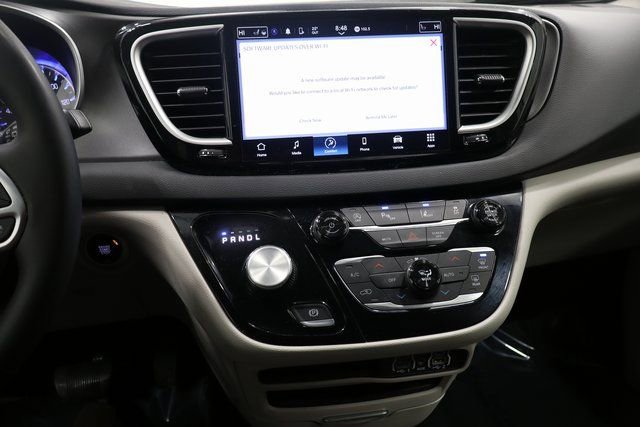 Certified 2024 Chrysler Pacifica Touring-L image 22