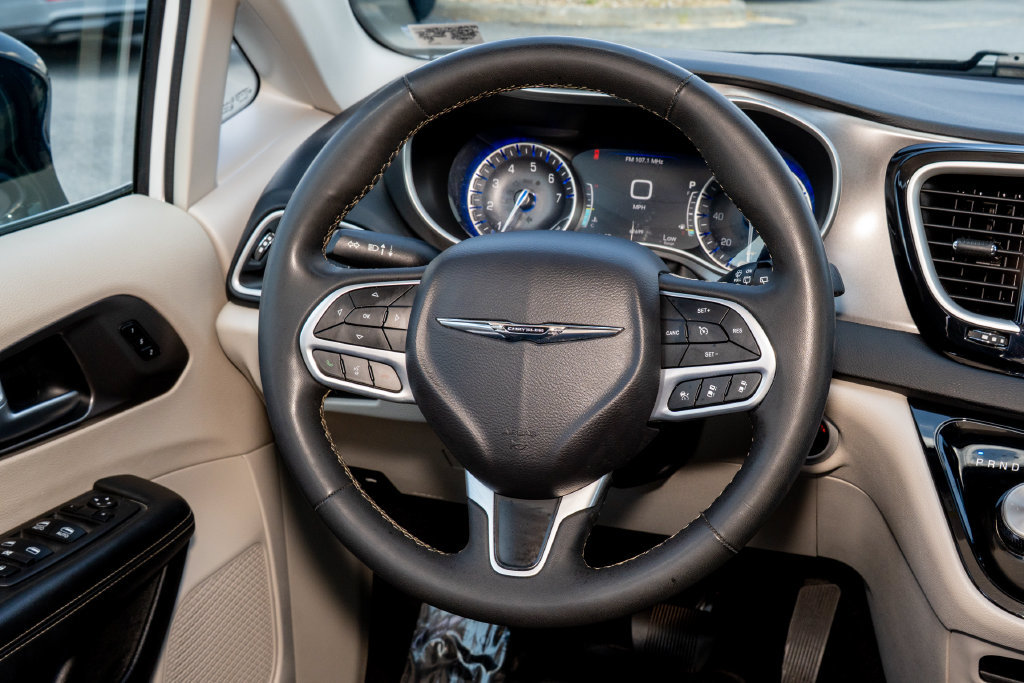 Used 2024 Chrysler Pacifica Touring-L FWD image 19