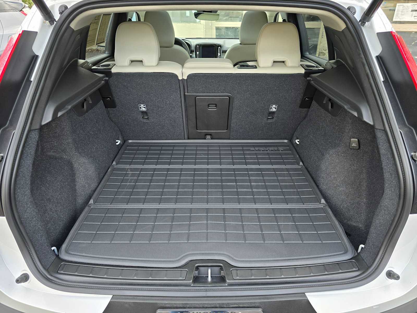 Certified 2024 Volvo XC40 B5 Ultimate w/ Climate Package image 24