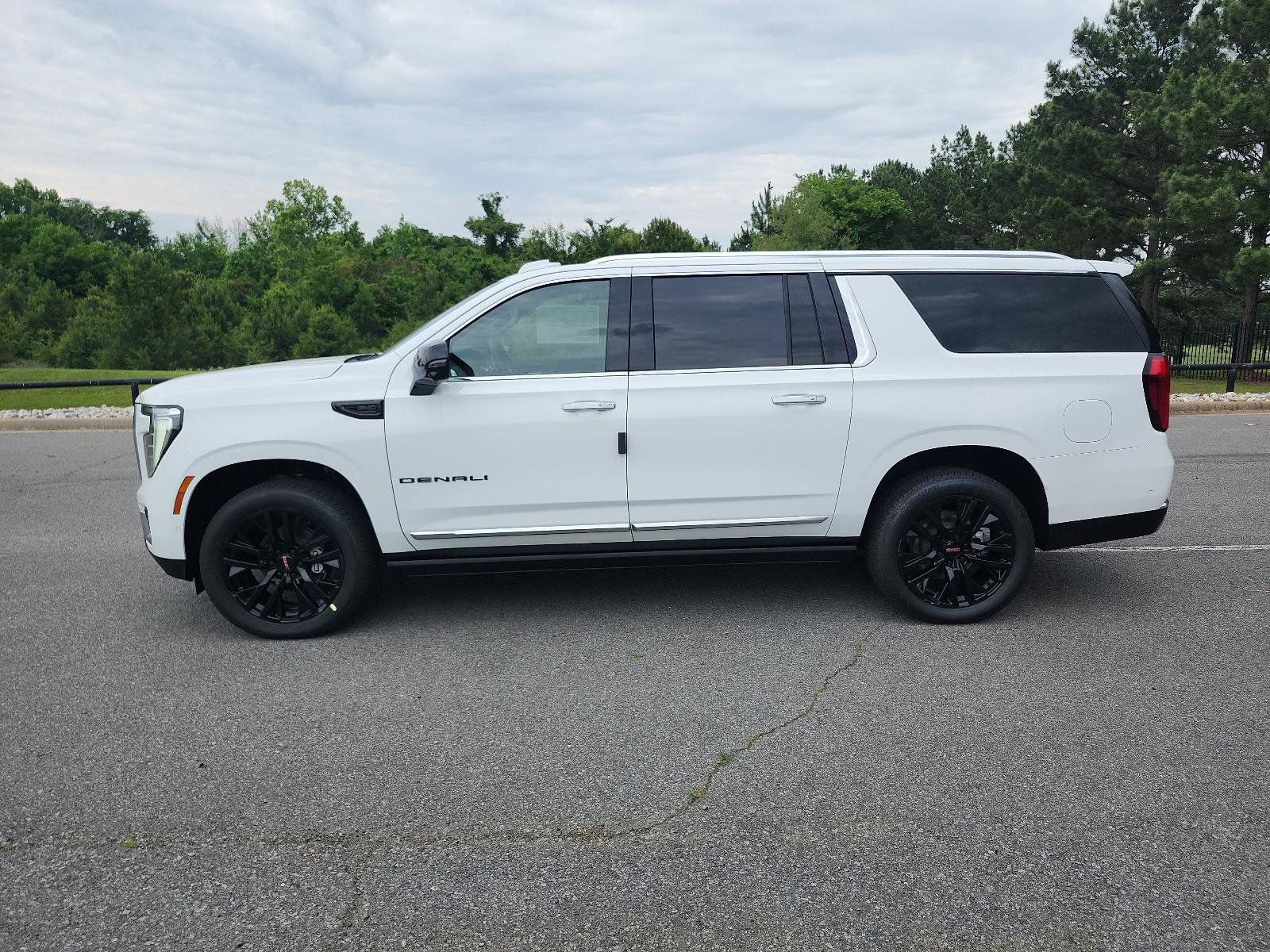 New 2026 GMC Yukon XL Denali w/ Denali Reserve Package AWD/4WD image 2