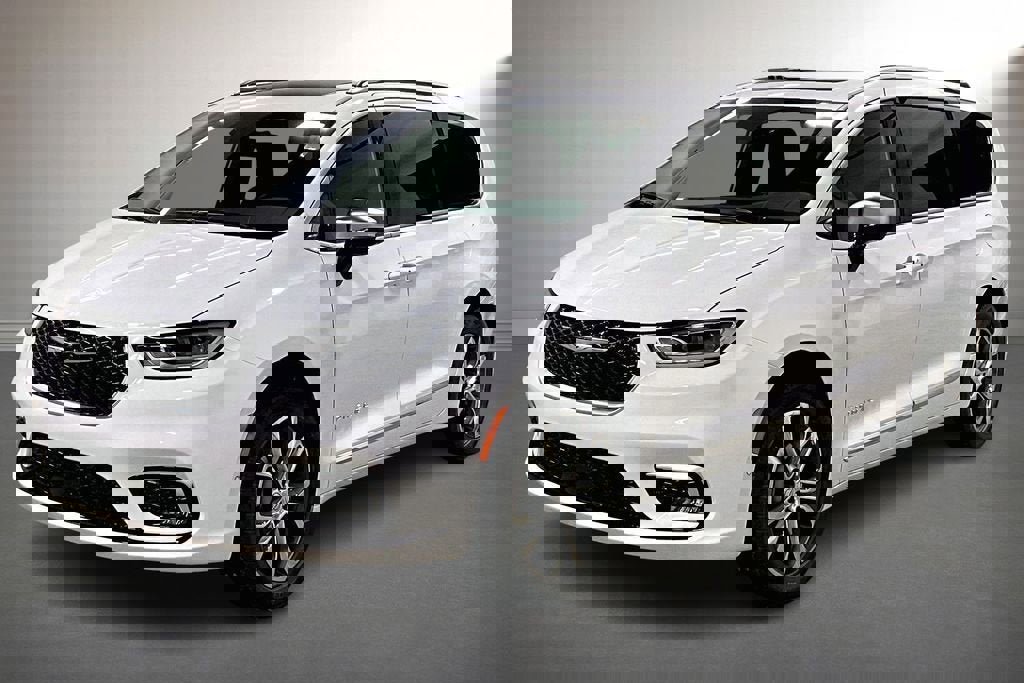 New 2026 Chrysler Pacifica Pinnacle image 2