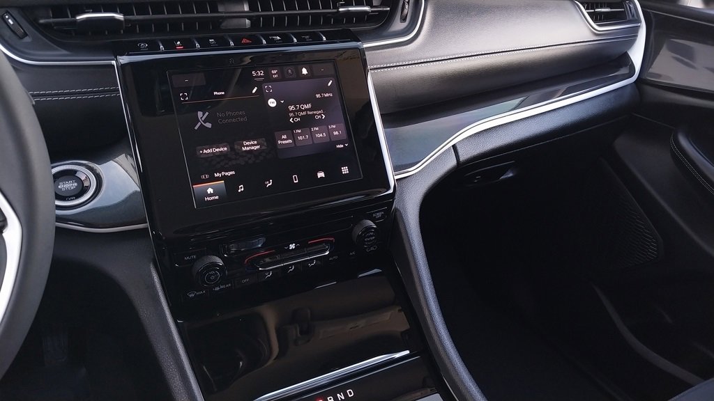 Certified 2023 Jeep Grand Cherokee Laredo image 24