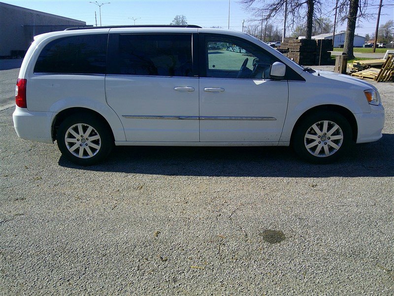 Used 2014 Chrysler Town & Country Touring image 6