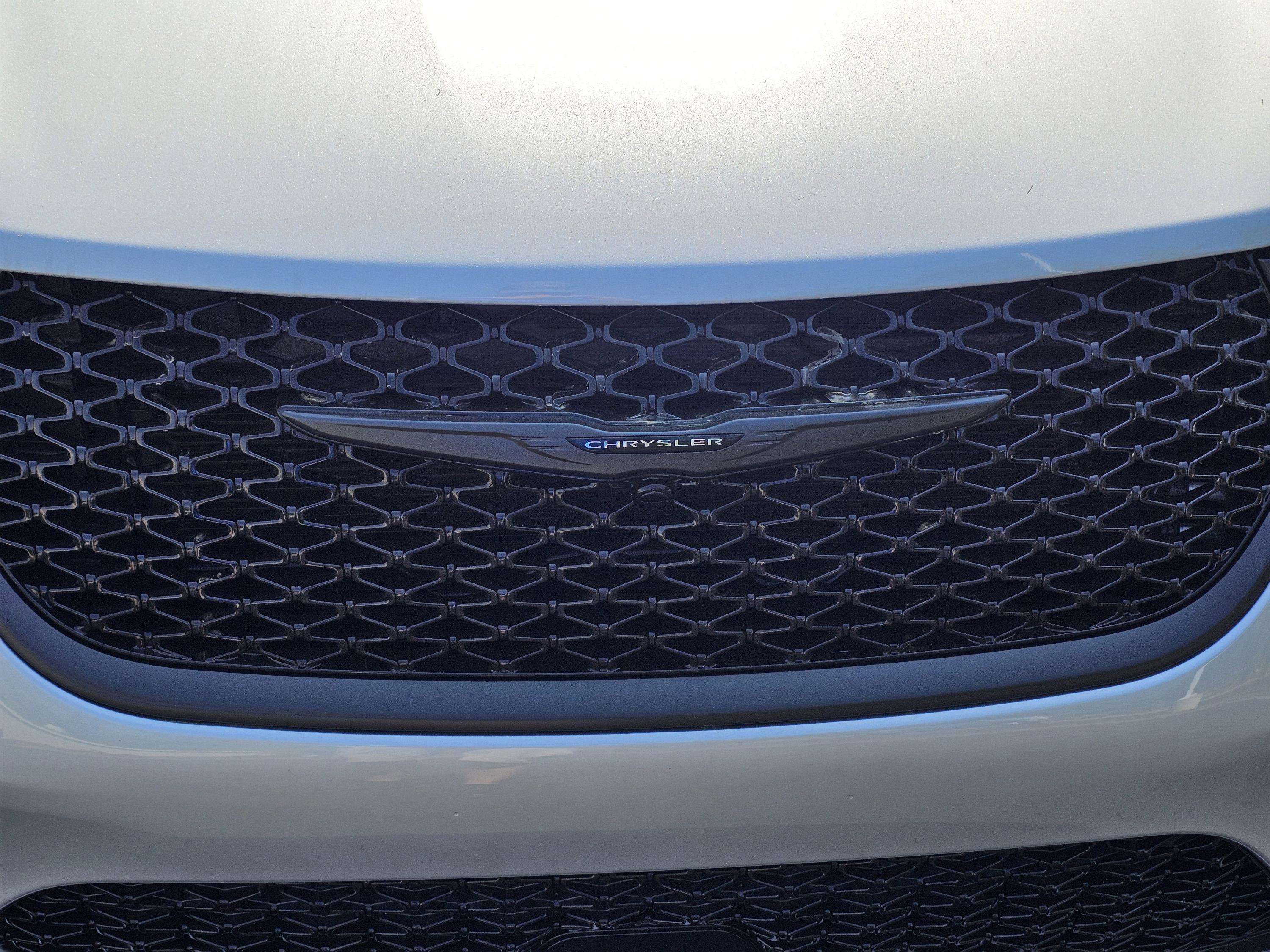 New 2026 Chrysler Pacifica Select w/ S Appearance Package image 3