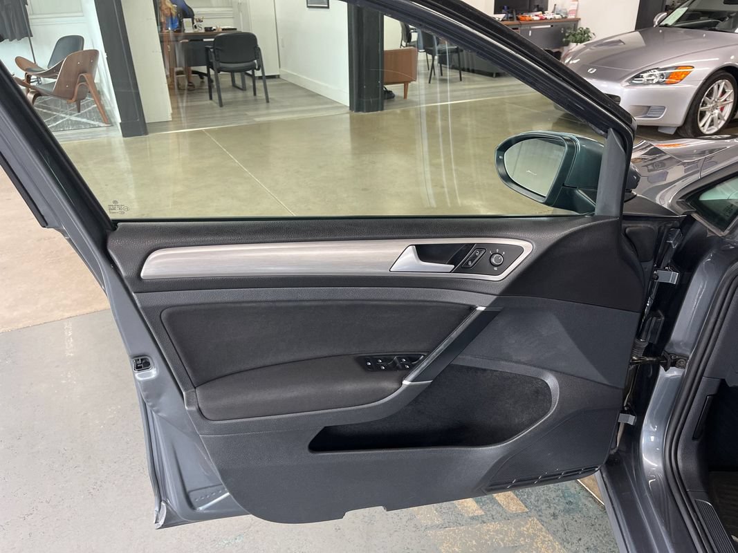 Used 2016 Volkswagen Golf S FWD image 32