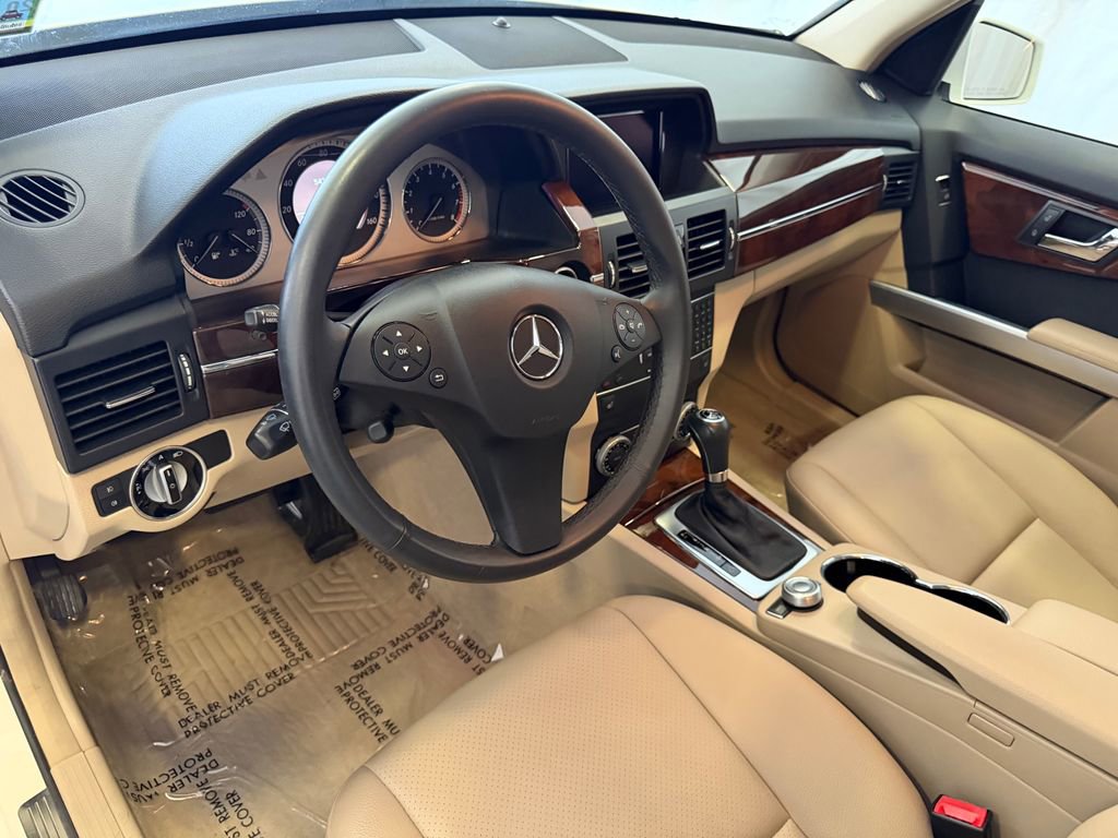 Used 2011 Mercedes-Benz GLK 350 4MATIC image 4