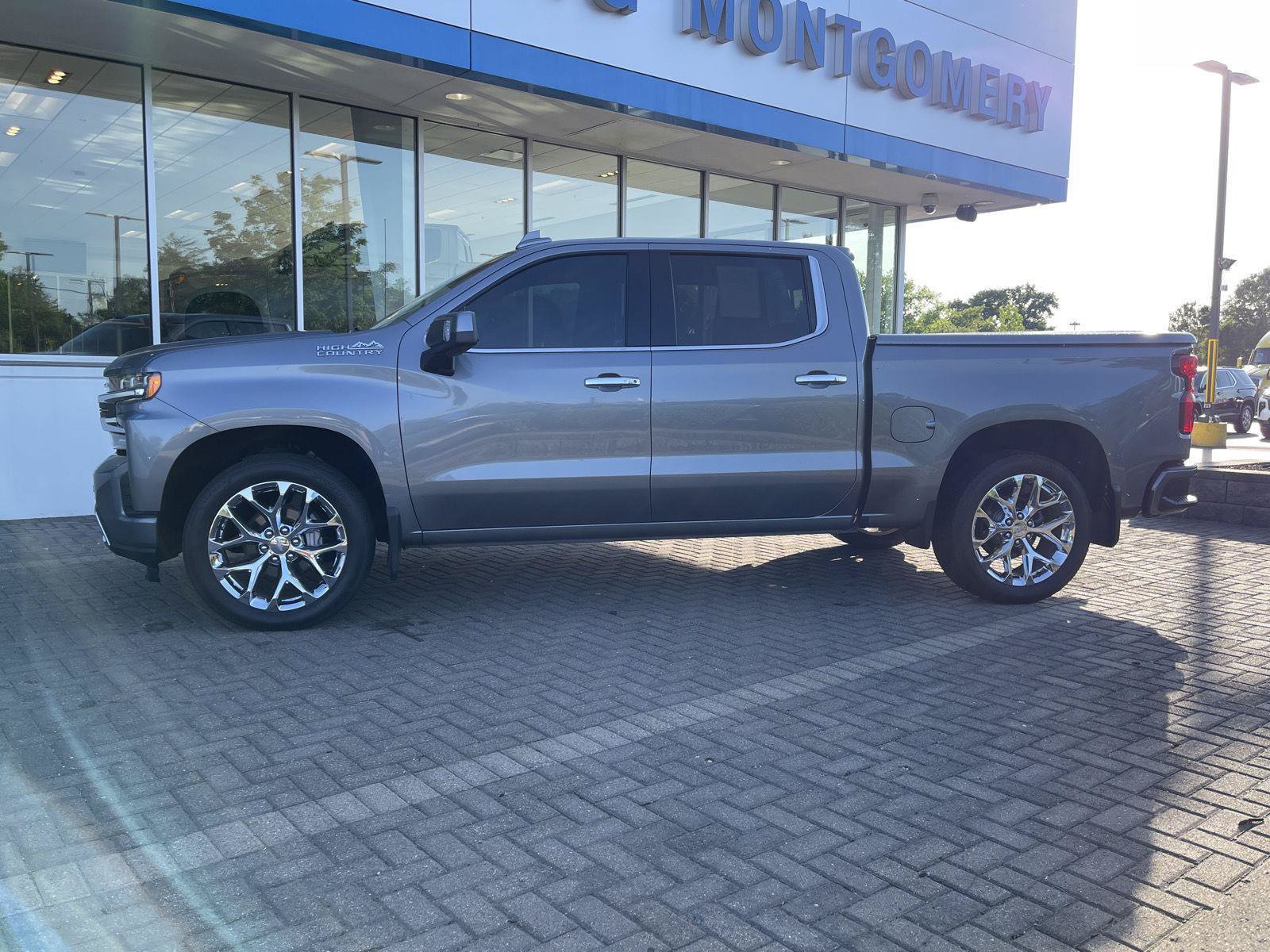Used 2020 Chevrolet Silverado 1500 High Country w/ Technology Package AWD/4WD image 2