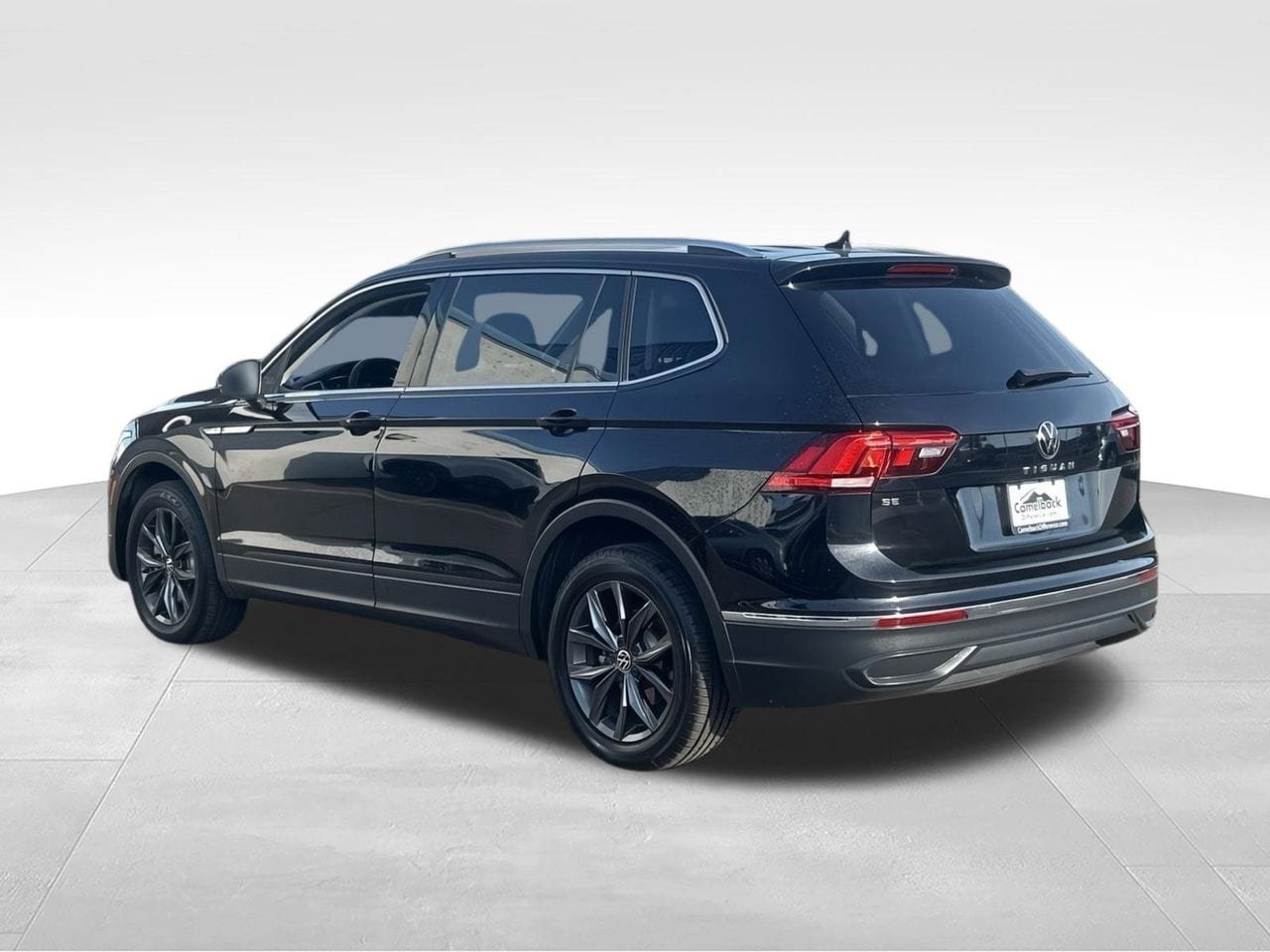 Used 2023 Volkswagen Tiguan SE w/ Panoramic Sunroof Package FWD image 4