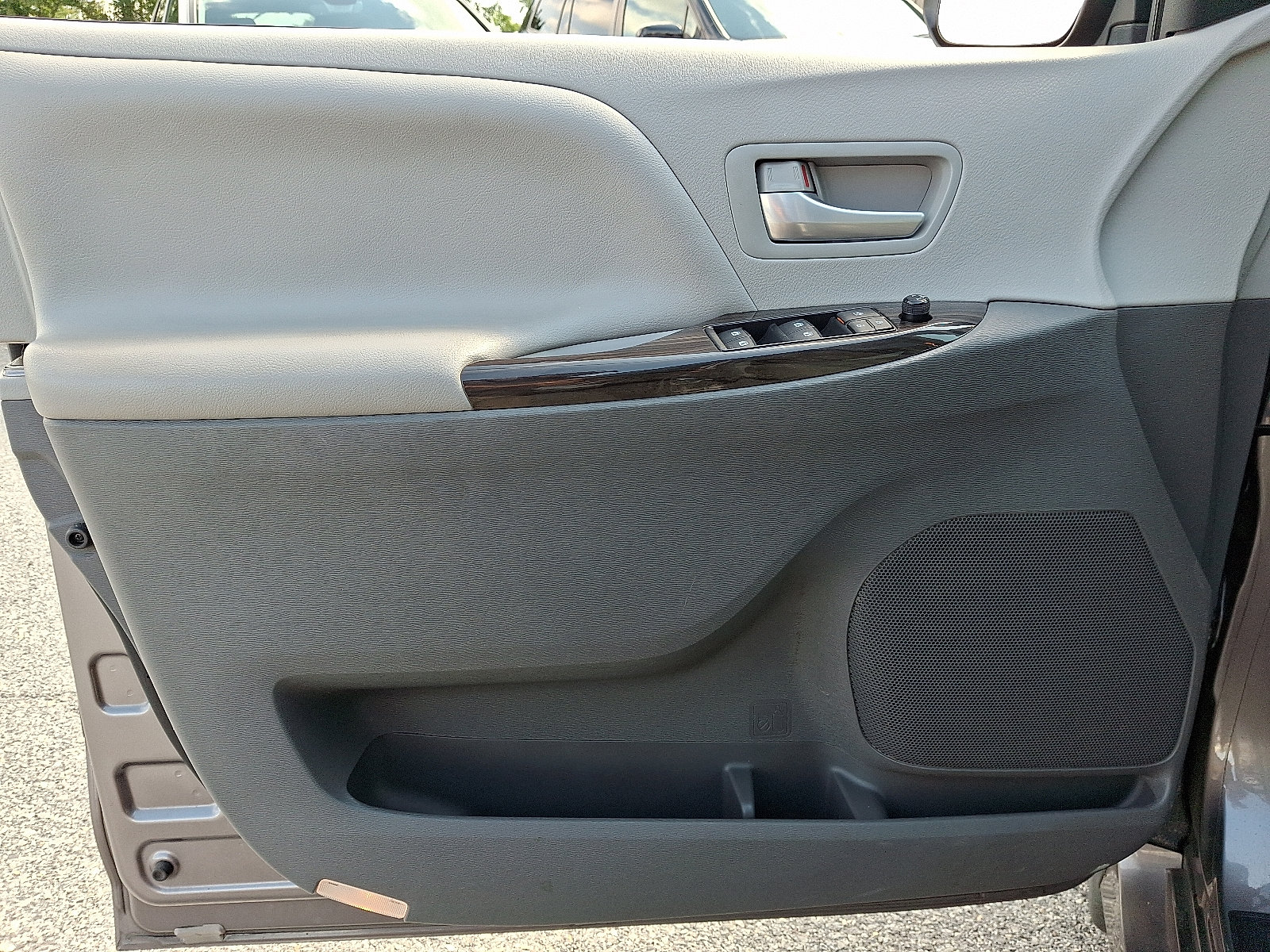 Used 2018 Toyota Sienna XLE w/ XLE Navigation Package FWD image 13