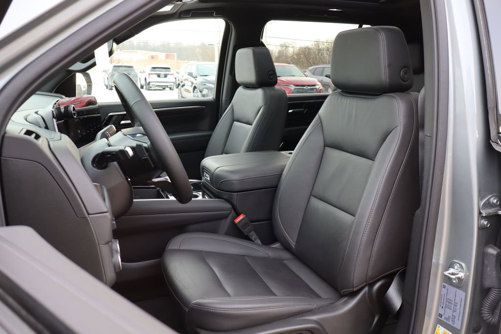 Used 2025 Chevrolet Suburban Z71 w/ Z71 Off-Road Package image 16