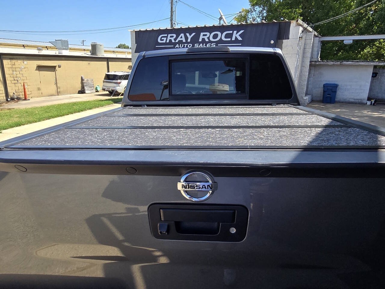 Used 2015 Nissan Titan SV w/ SV Value Truck Package AWD/4WD image 5