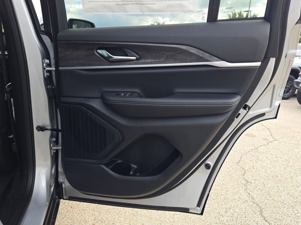 New 2025 Jeep Grand Cherokee Limited w/ MOPAR Finishing Package image 13