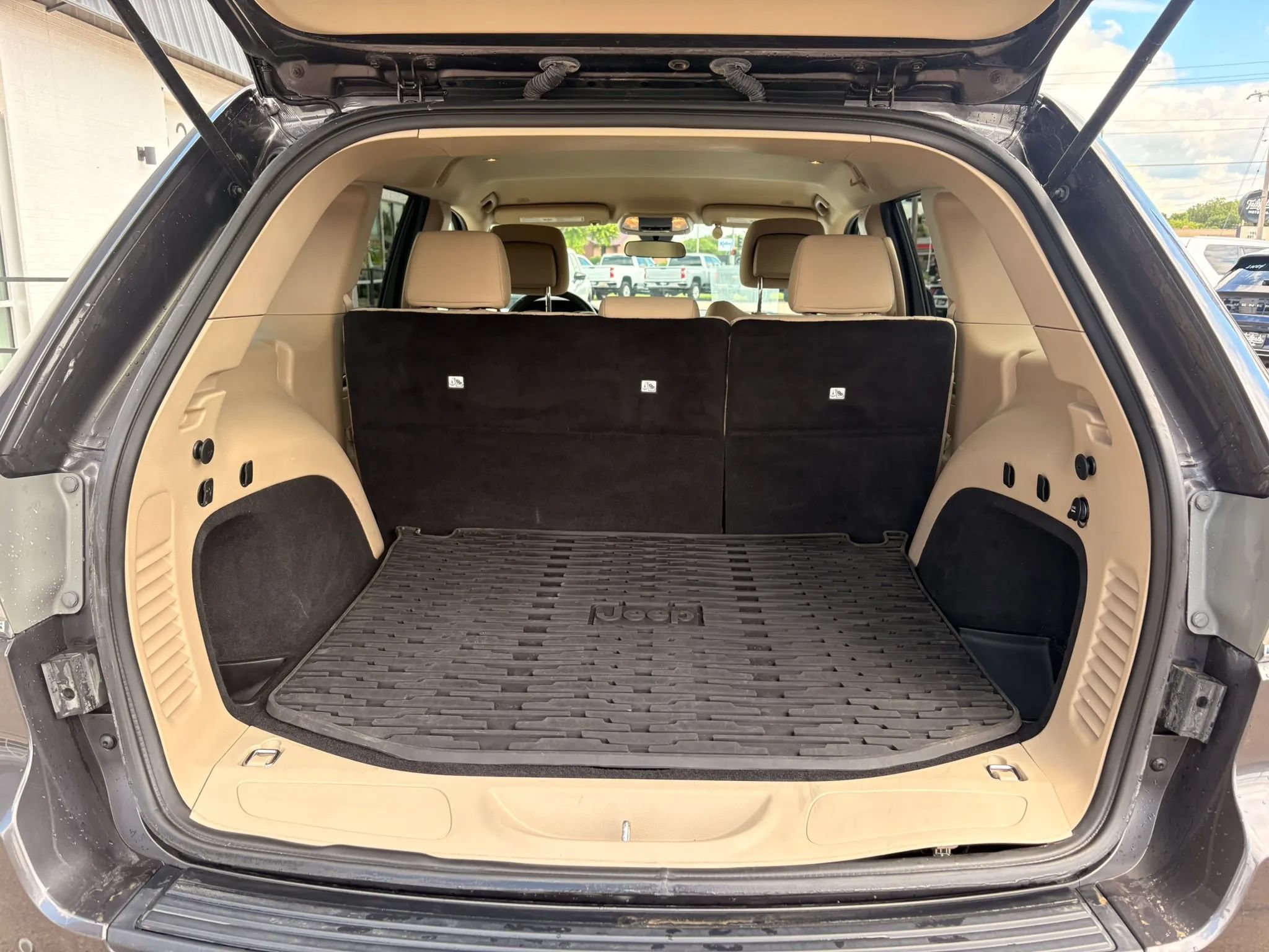 Used 2019 Jeep Grand Cherokee Laredo AWD/4WD image 8