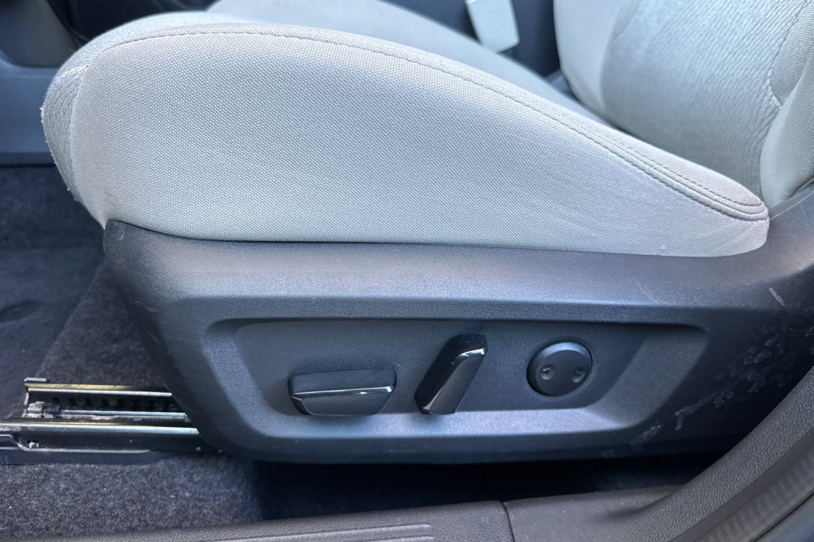 Used 2025 Nissan Rogue SV AWD/4WD image 15