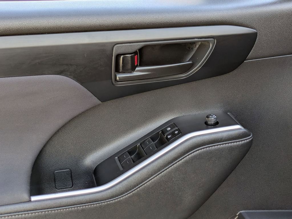 Used 2024 Toyota Highlander LE image 13