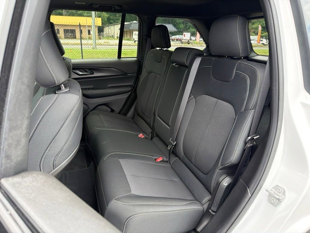 Used 2025 Jeep Grand Cherokee Laredo X w/ Luxury Tech Group I AWD/4WD image 12