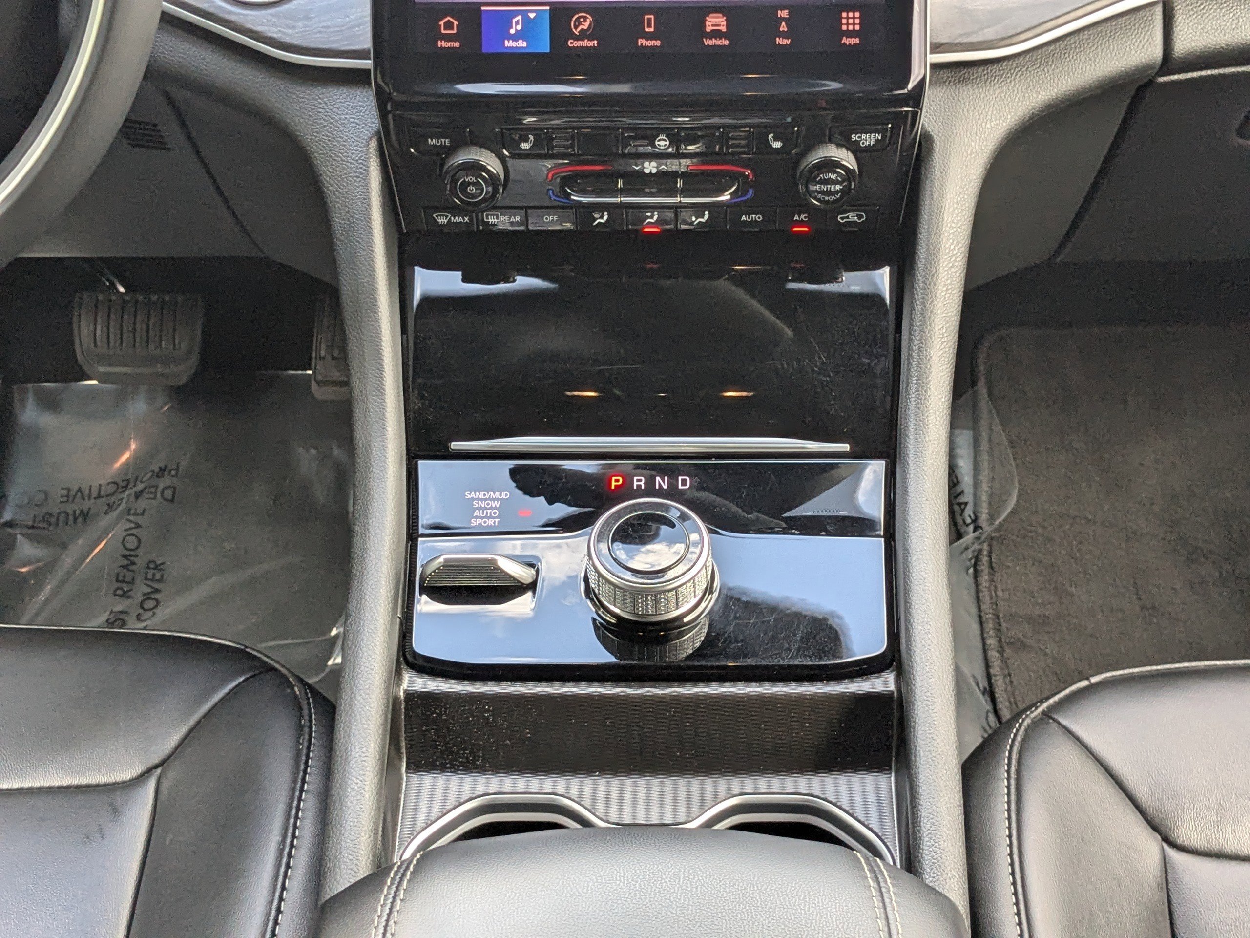 Used 2024 Jeep Grand Cherokee L Limited w/ Black Appearance Package AWD/4WD image 17