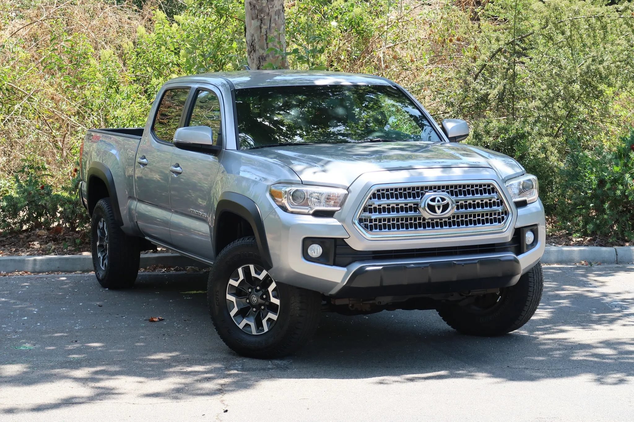 Used 2017 Toyota Tacoma TRD Off-Road w/ Tow Package AWD/4WD image 2