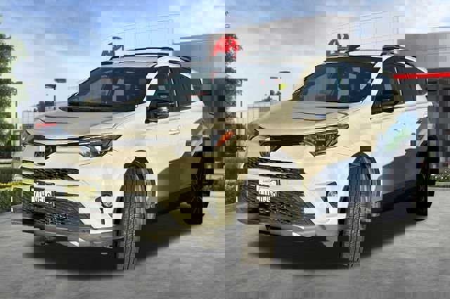 Used 2016 Toyota RAV4 SE w/ Advanced Technology Package video 2