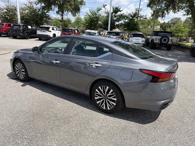 Used 2025 Nissan Altima 2.5 SV FWD image 3