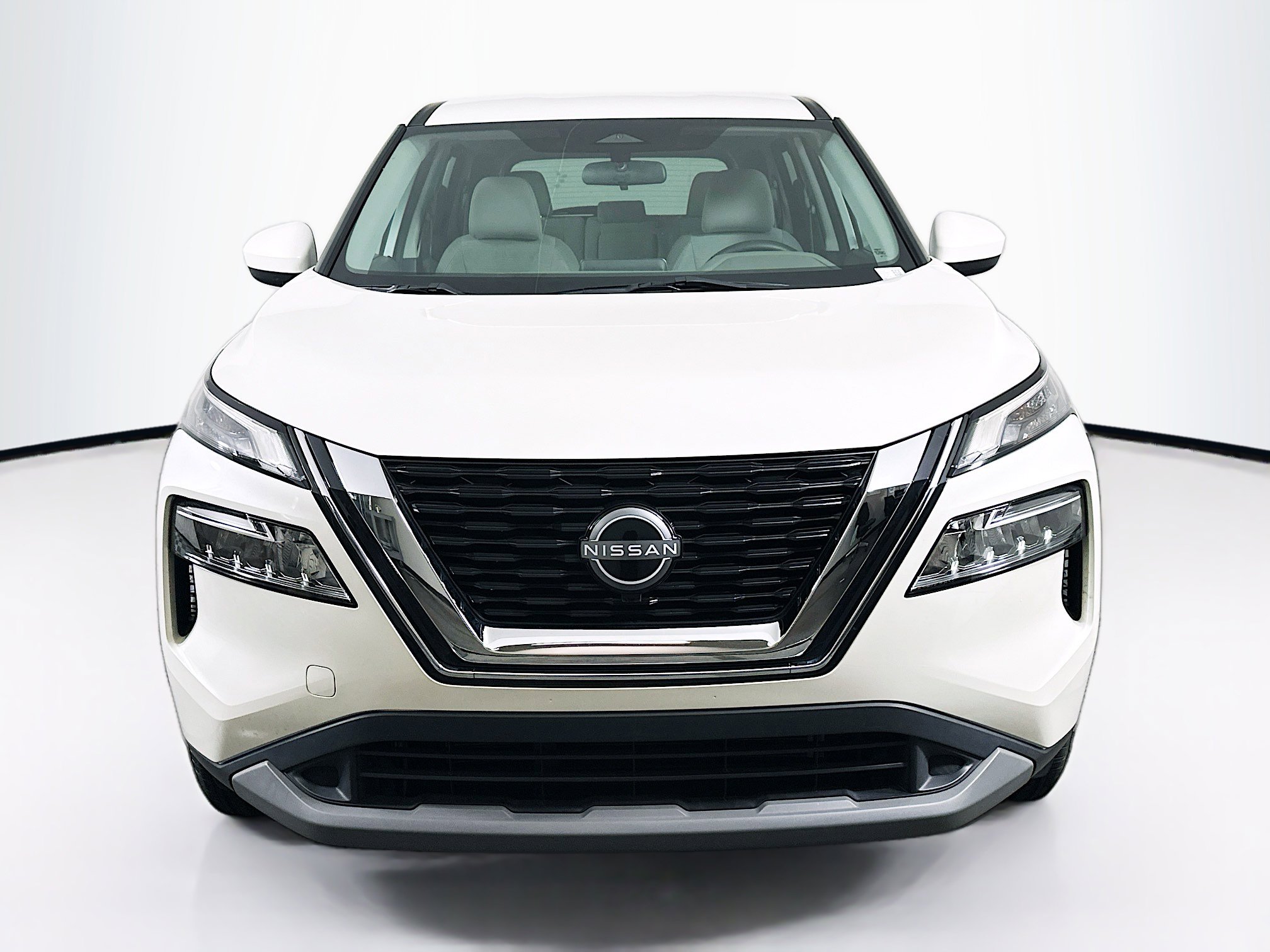 Used 2023 Nissan Rogue SV image 2