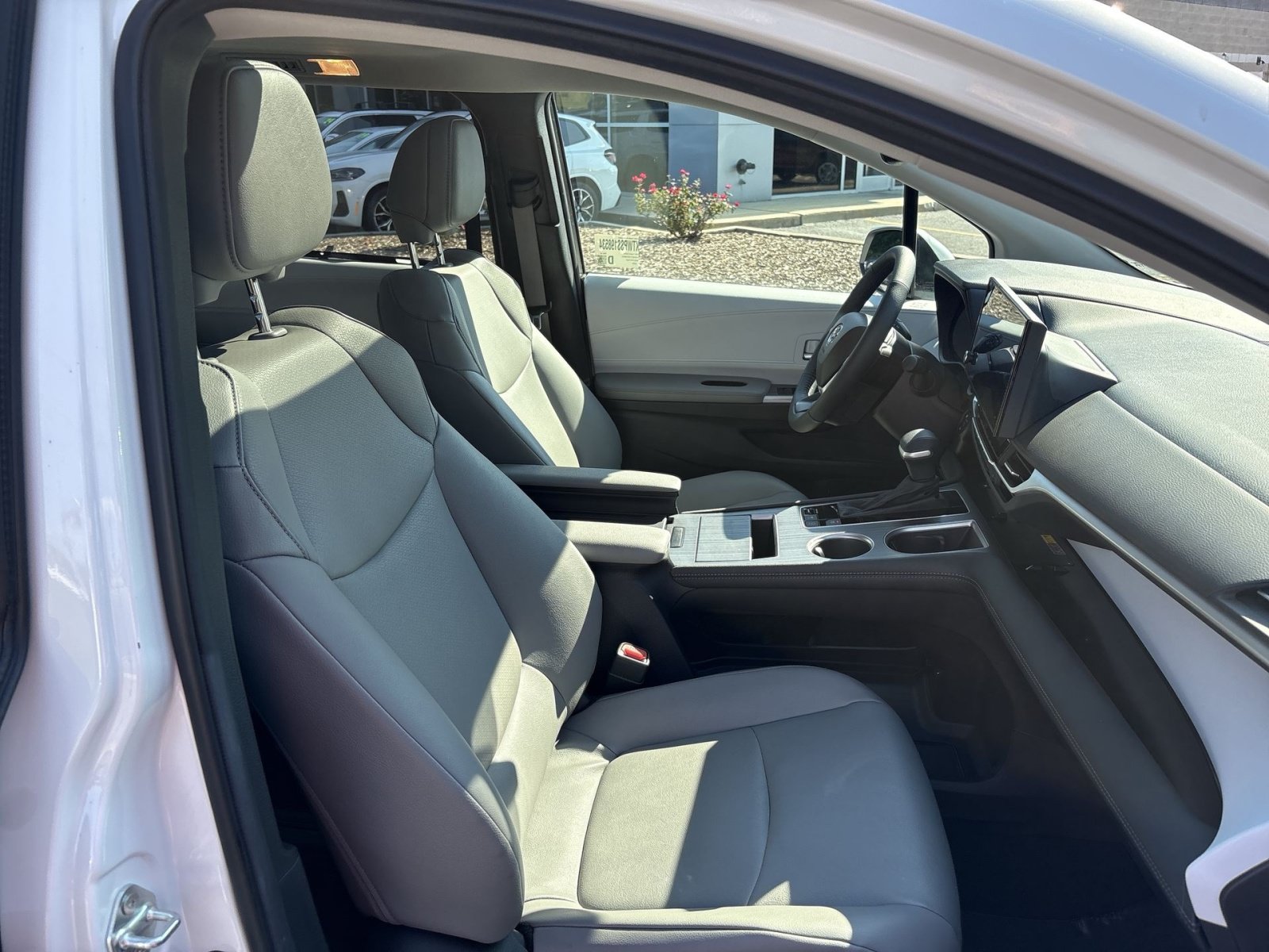Used 2025 Toyota Sienna XLE AWD/4WD image 27