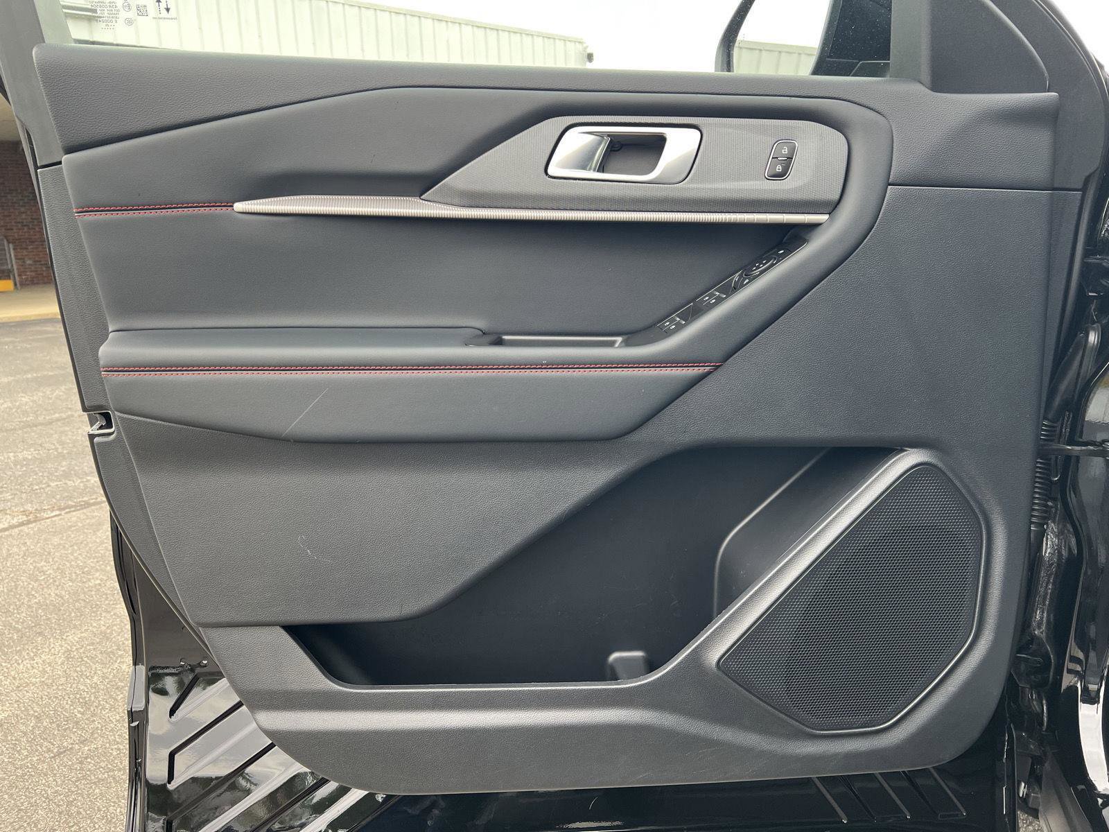 Used 2025 Ford Explorer ST-Line w/ ST-Line Street Pack AWD/4WD image 15