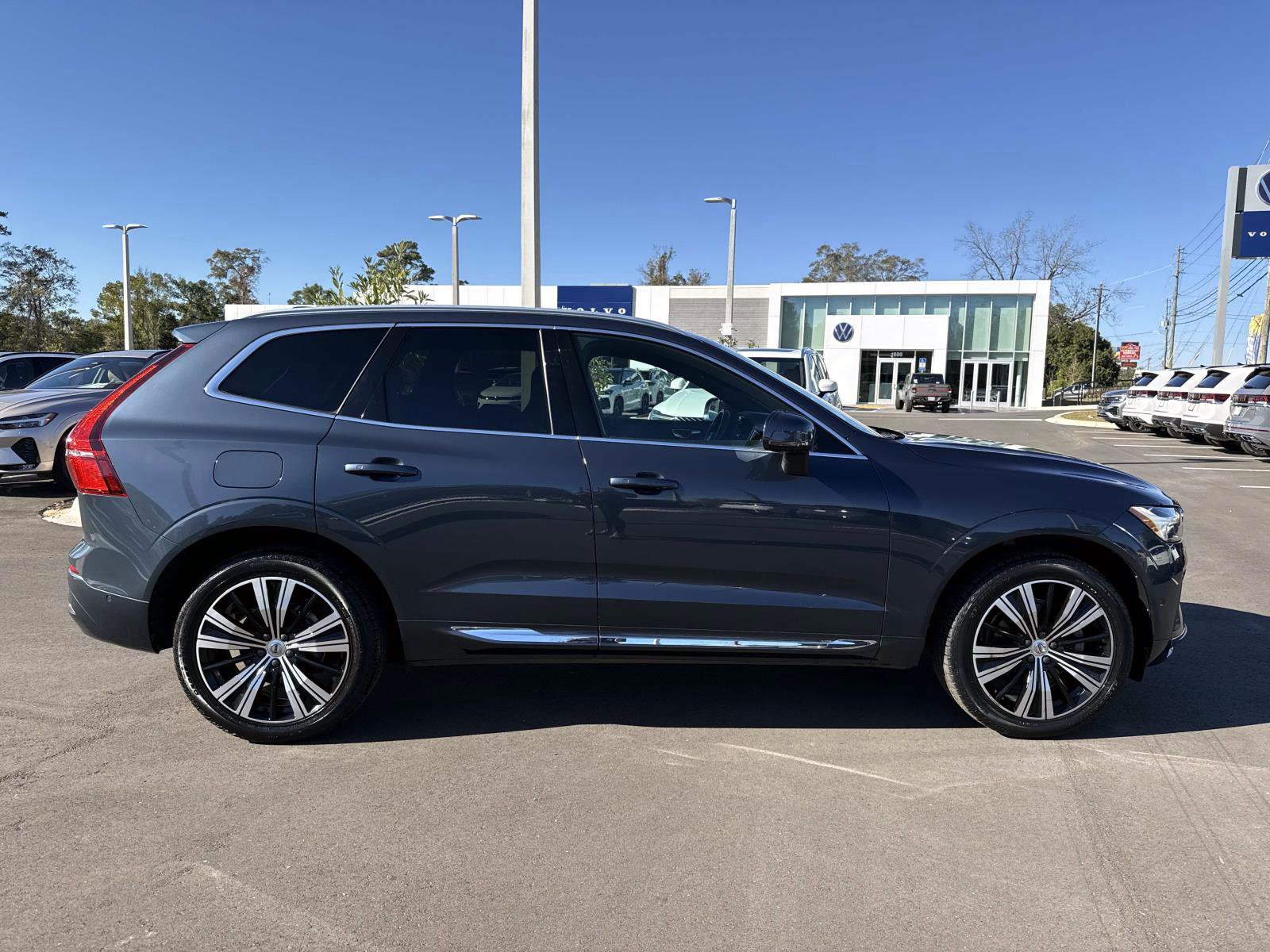Used 2022 Volvo XC60 B5 Inscription w/ Advanced Package image 4