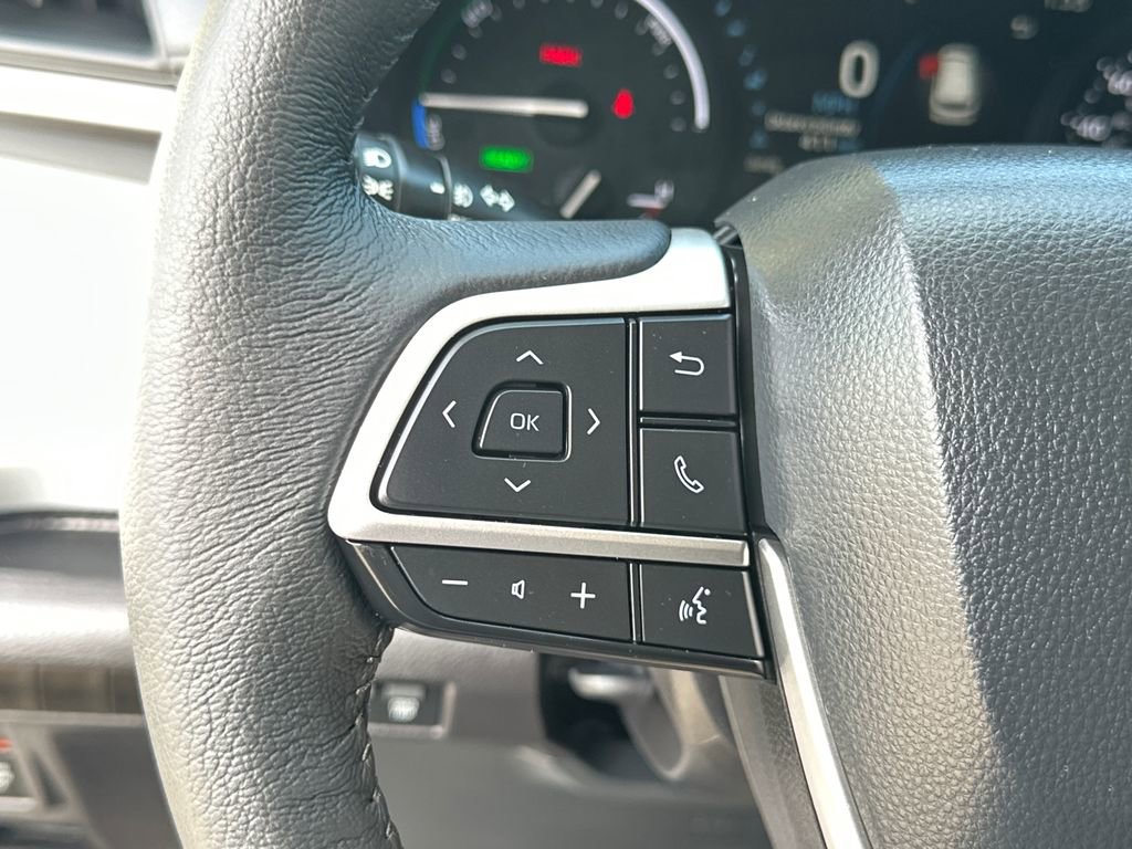 Used 2025 Toyota Sienna XLE image 24