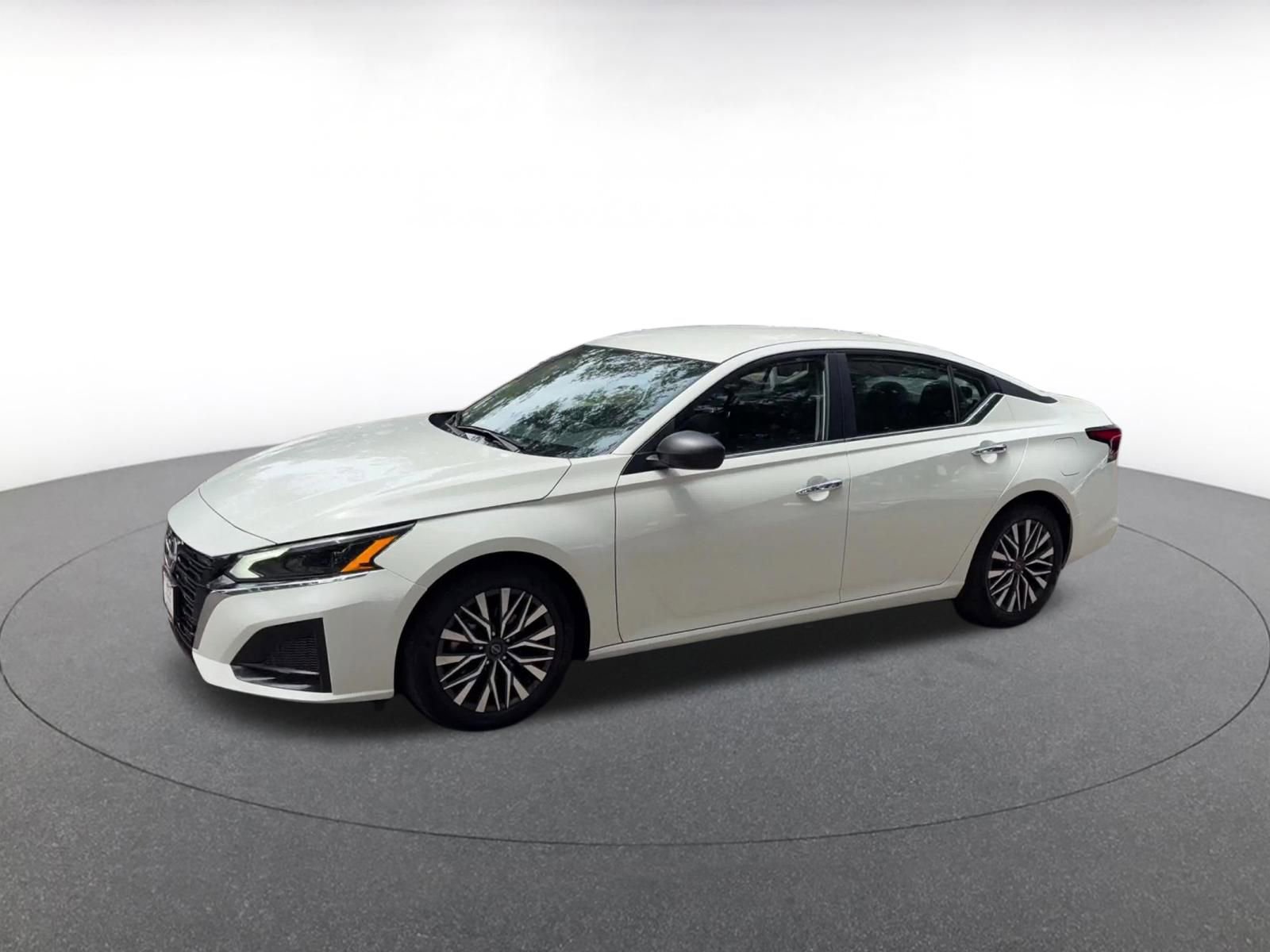 Used 2025 Nissan Altima 2.5 SV FWD image 8