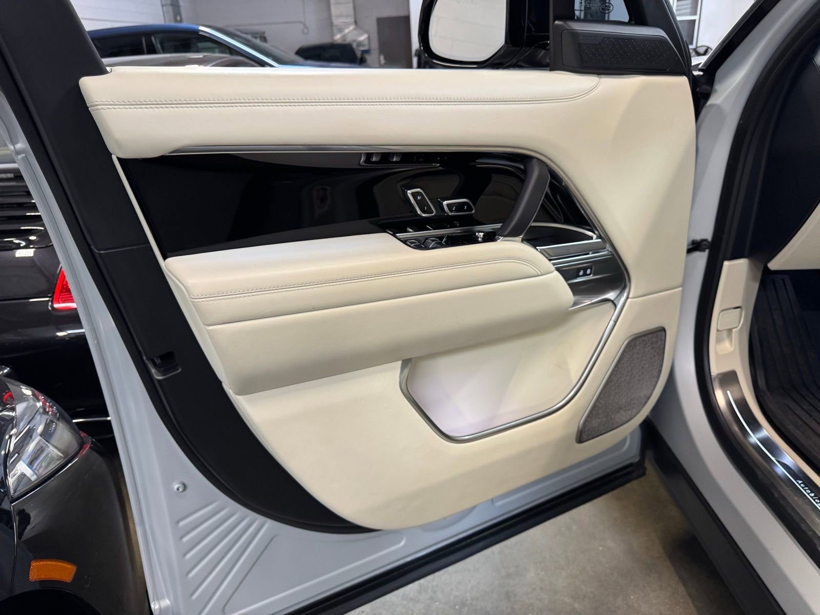 Used 2025 Land Rover Range Rover Long Wheelbase Autobiography image 7