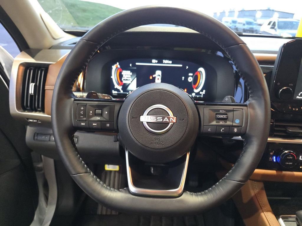 Used 2025 Nissan Pathfinder Platinum image 13