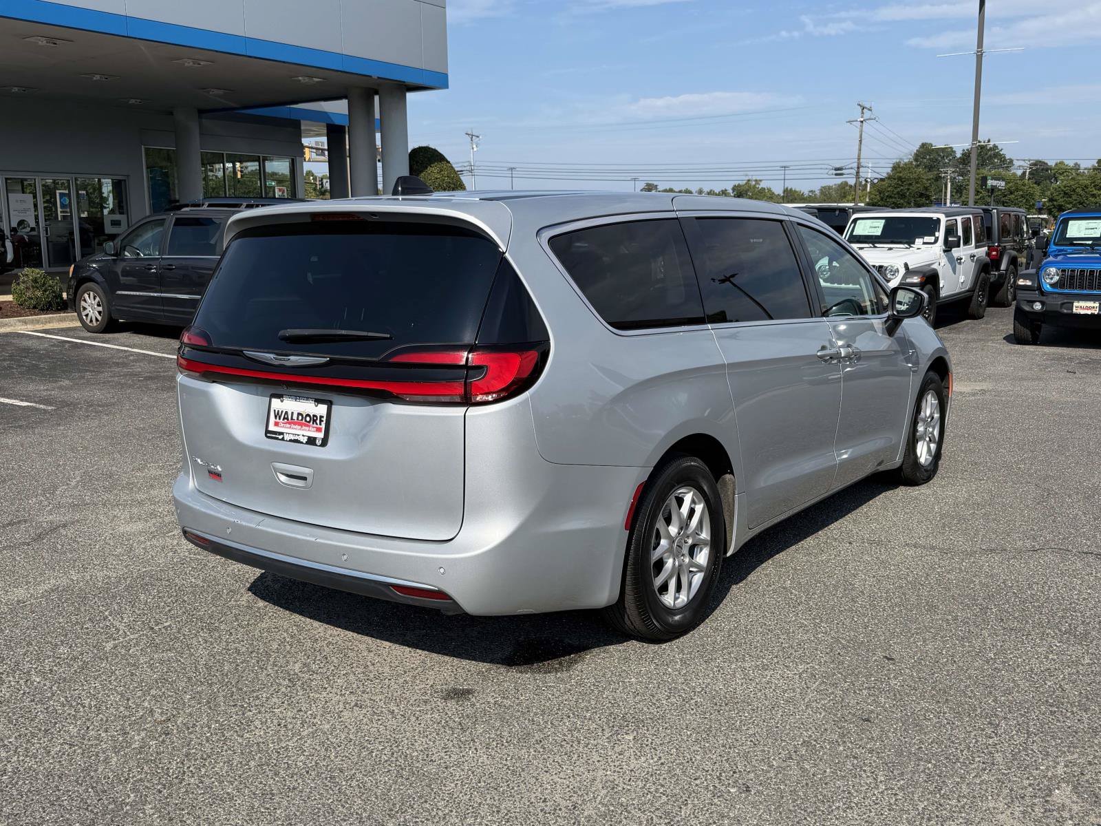 Used 2023 Chrysler Pacifica Touring-L FWD image 2