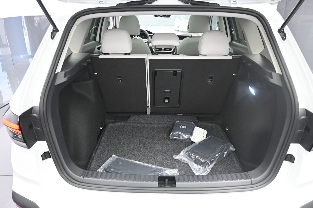 New 2026 Volkswagen Taos SE FWD image 23