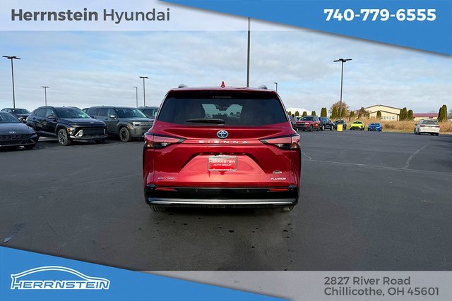 Used 2025 Toyota Sienna Platinum image 33