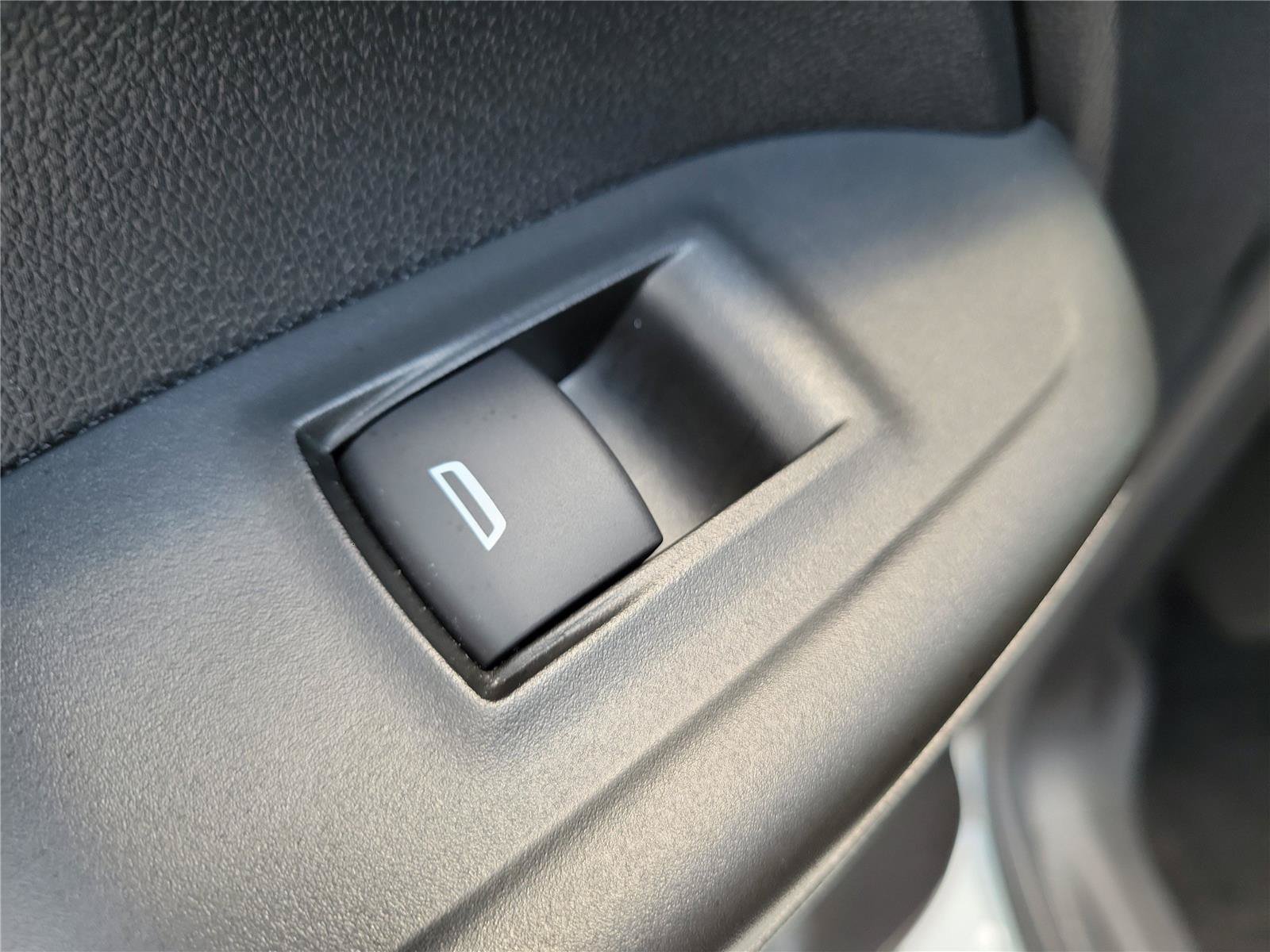 Used 2021 Chevrolet TrailBlazer RS w/ Sun and Liftgate Package FWD image 16