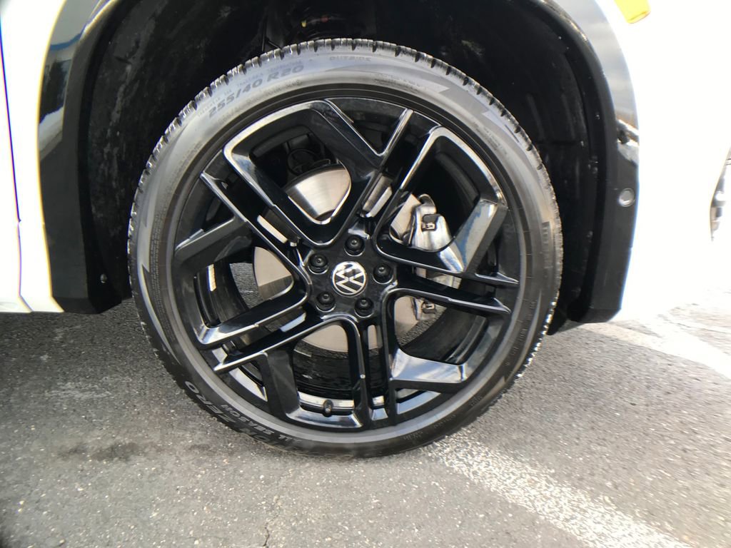 Used 2025 Volkswagen Tiguan SE R-Line image 5
