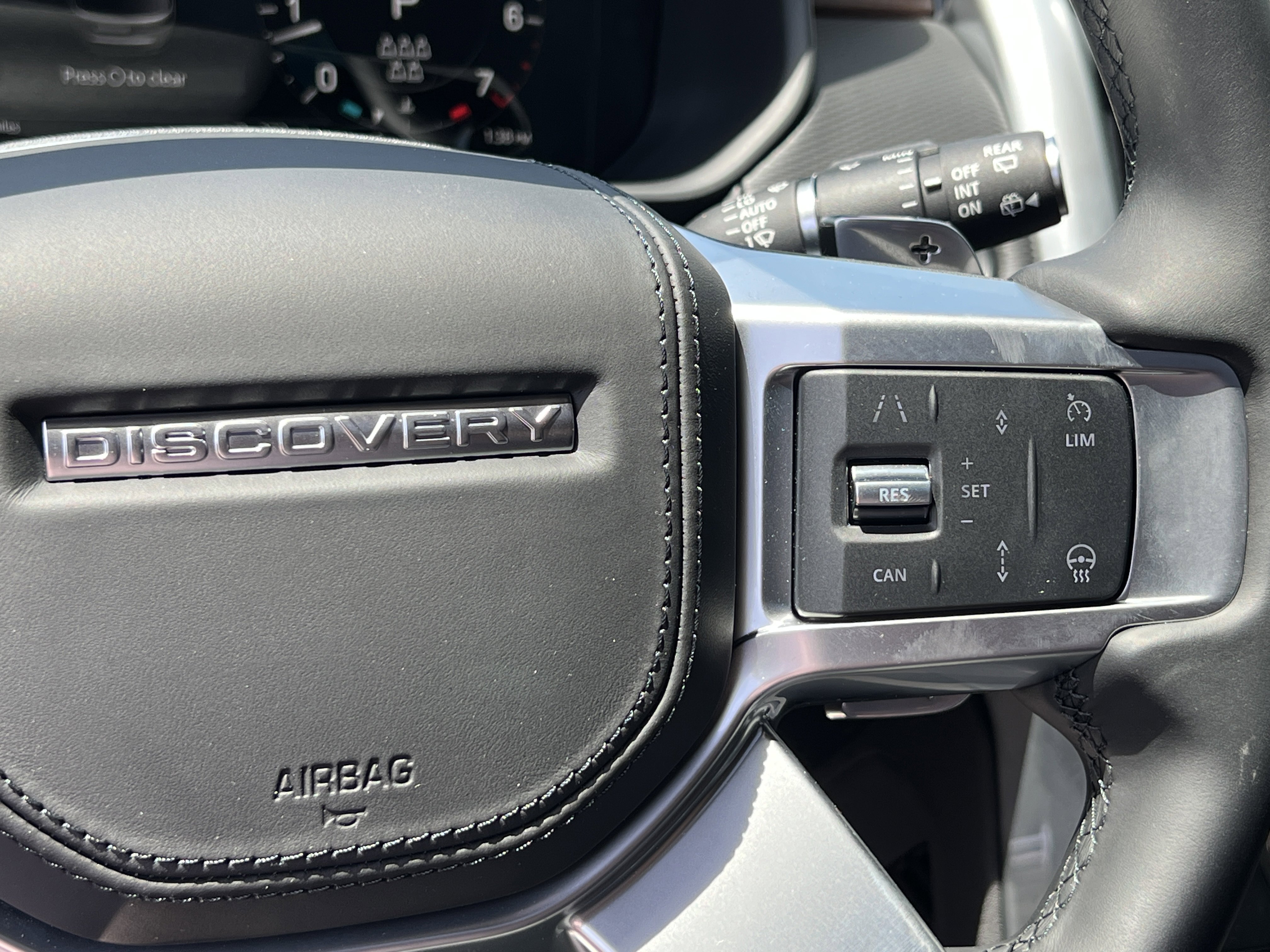 New 2024 Land Rover Discovery Dynamic SE image 29