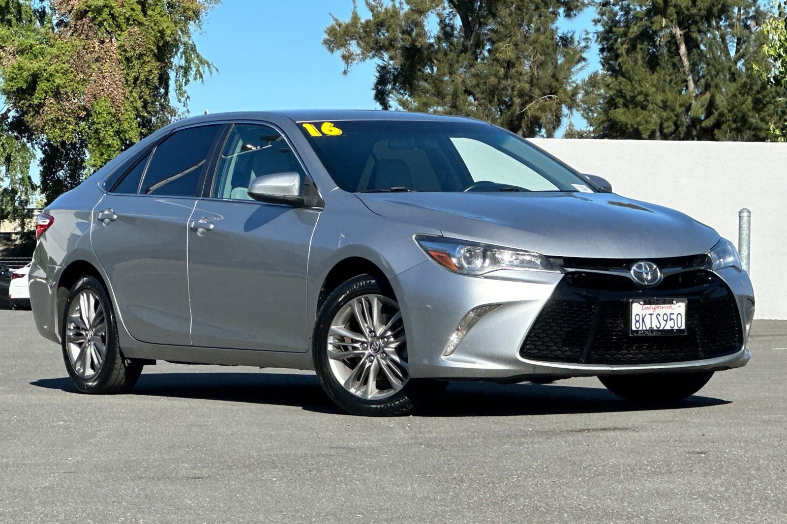 Used 2016 Toyota Camry SE image 2