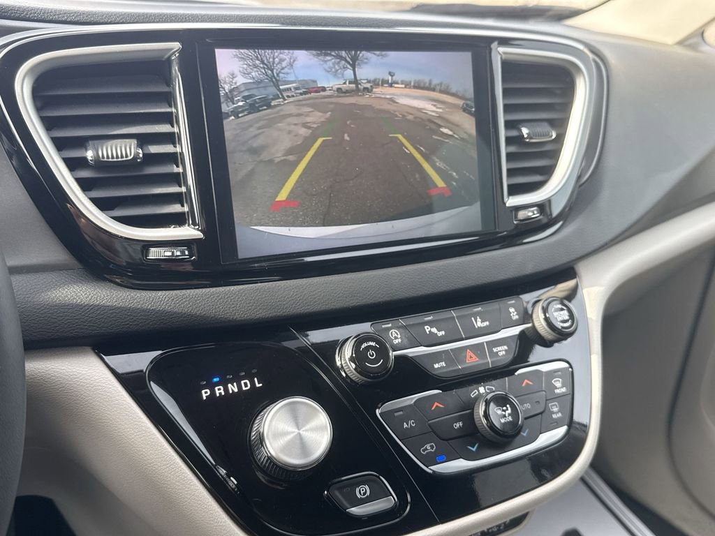 Used 2024 Chrysler Pacifica Touring-L image 23
