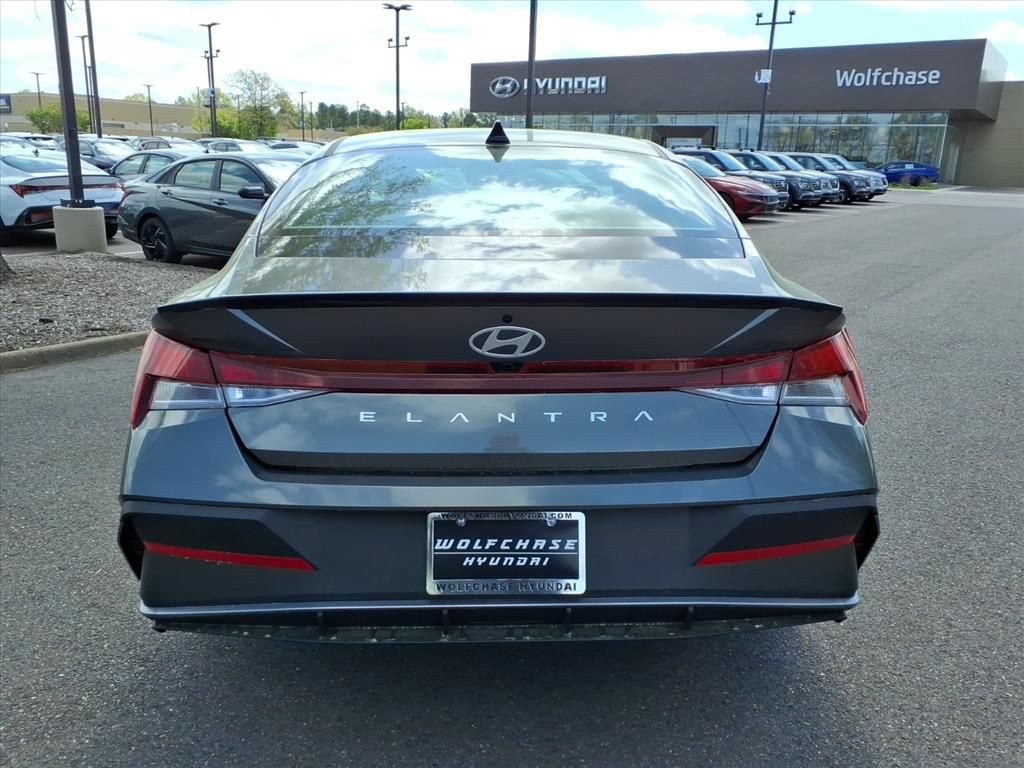 New 2026 Hyundai Elantra Sport FWD image 17