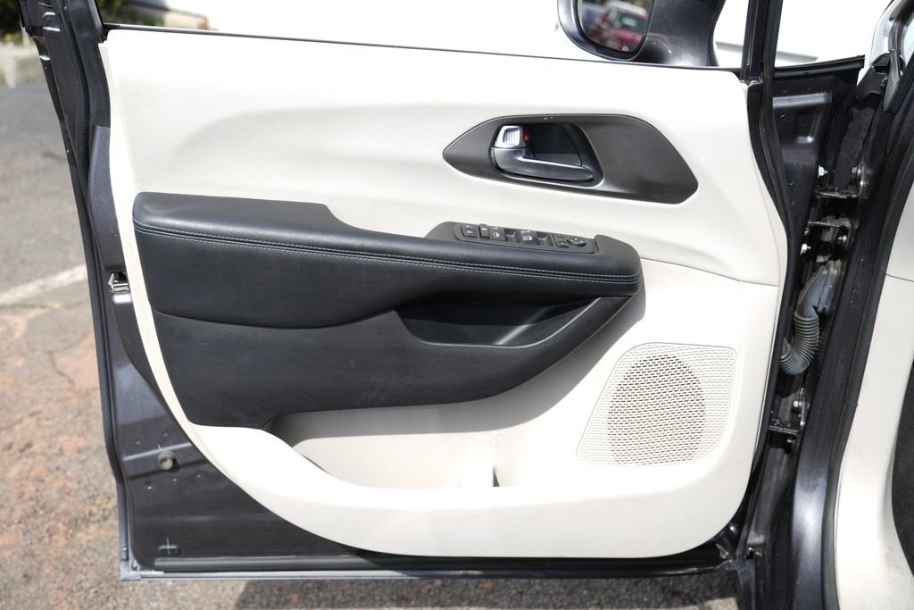 Used 2021 Chrysler Pacifica Touring image 22