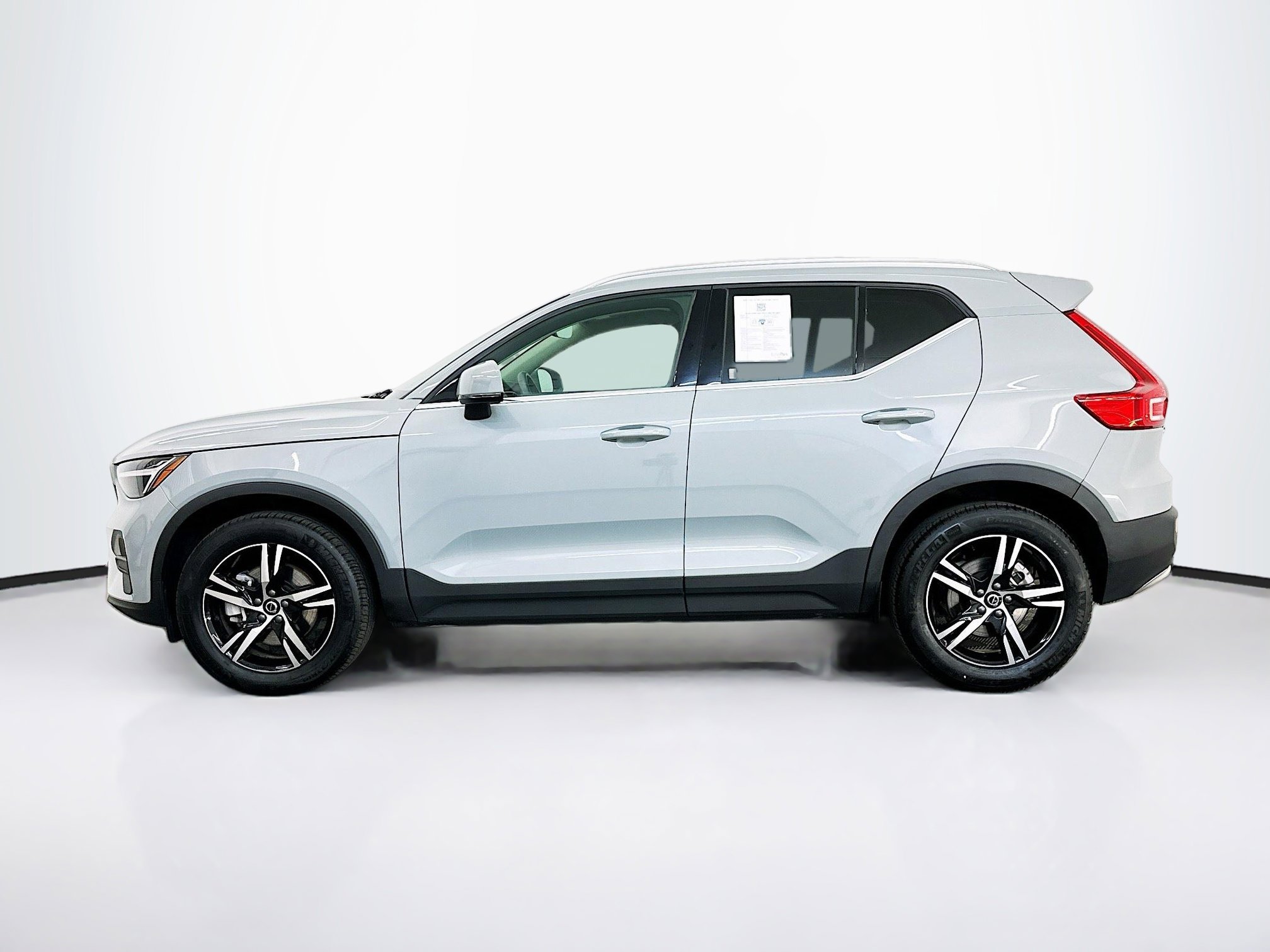 Used 2025 Volvo XC40 B5 Core image 4