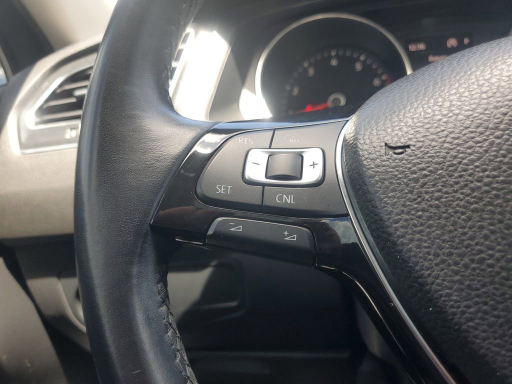 Used 2018 Volkswagen Tiguan SE FWD image 22