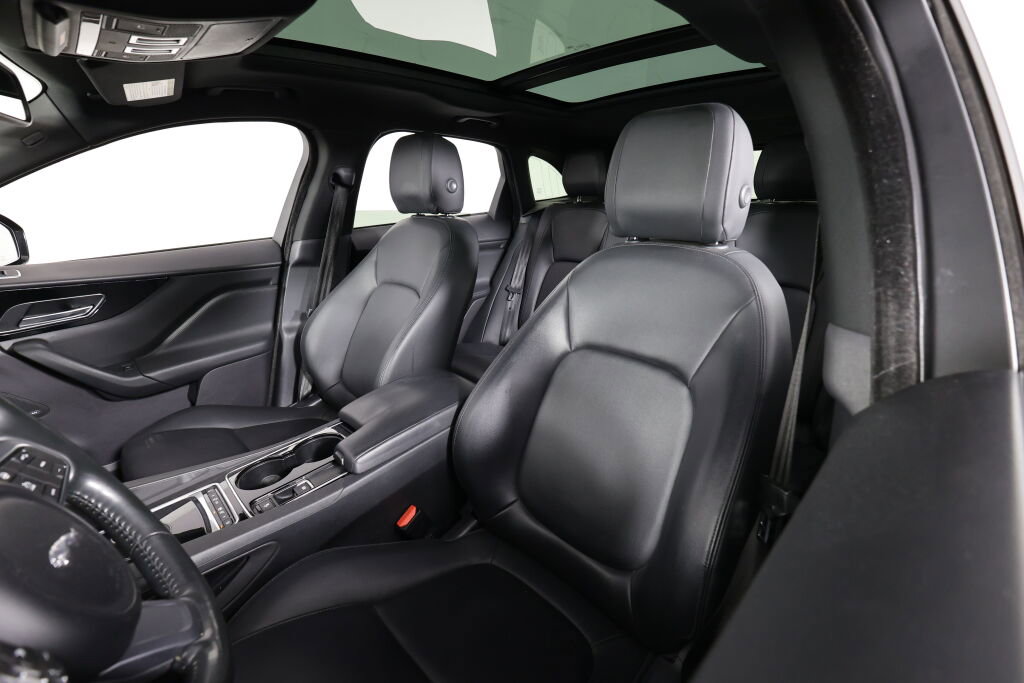 Used 2017 Jaguar F-PACE Premium image 11