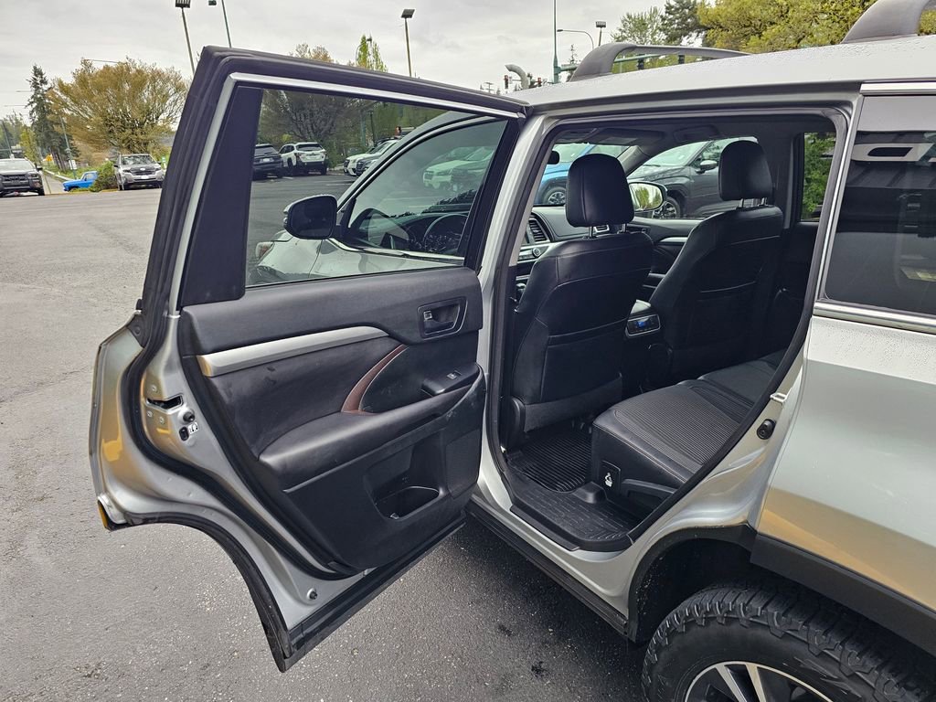Used 2017 Toyota Highlander Plus AWD/4WD image 16