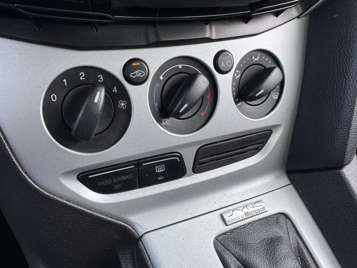 Used 2013 Ford Focus SE FWD image 28