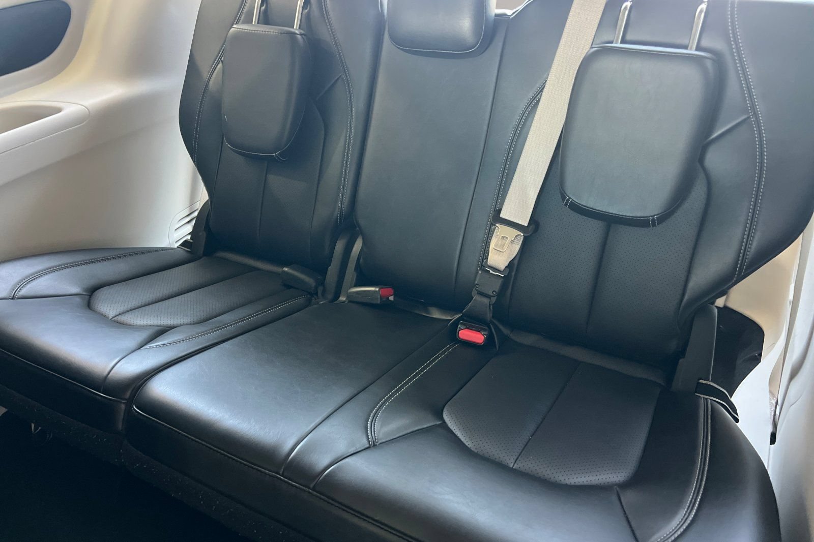 Used 2024 Chrysler Pacifica Limited FWD image 17