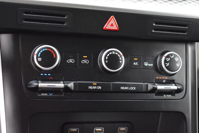 Used 2024 Kia Carnival LX FWD image 29