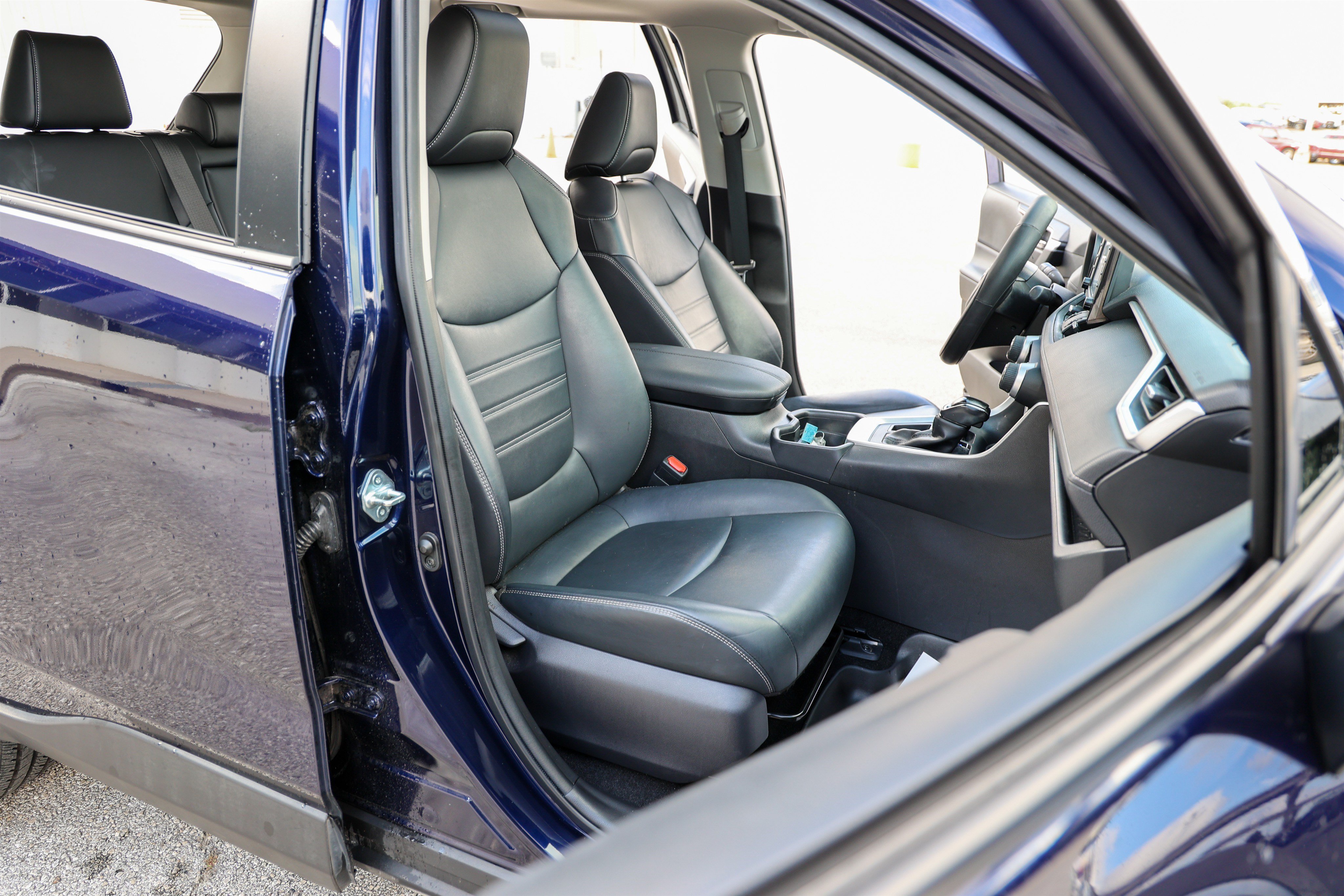Used 2020 Toyota RAV4 XLE Premium FWD image 44